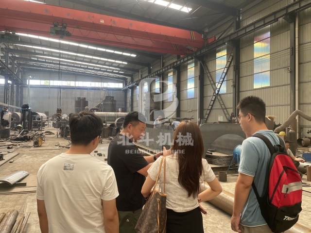 北斗機(jī)械實(shí)力引客！客戶實(shí)地考察炭化爐